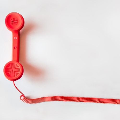 7 Dinge, die wir jetzt für andere tun können - roter Telefonhörer
