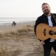 Marc Gensior am Strand mit Gitarre in Wilhelmshaven